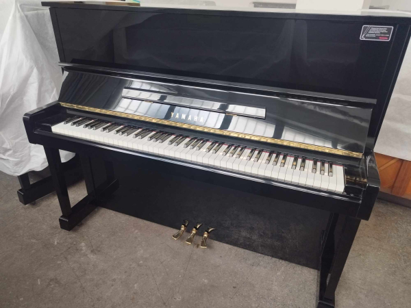 Πιάνο YAMAHA U10BL.